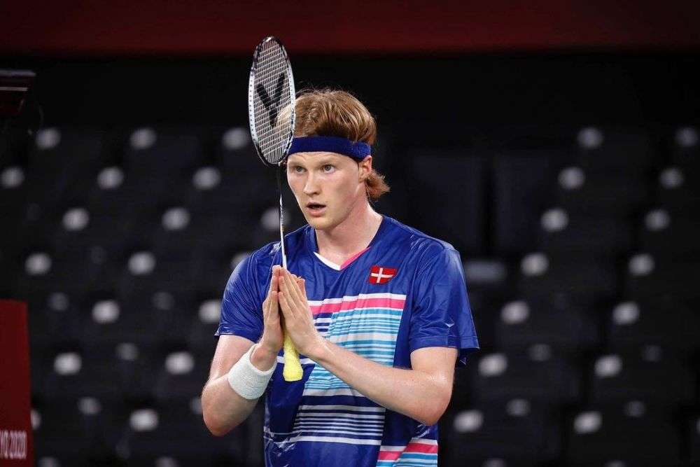 安德斯·安托森, Anders Antonsen)以其快速的步伐和強勁的殺球技術在男子單打中獲得了極高的聲望