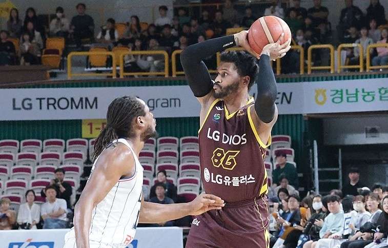 門羅身高199公分、體重111公斤，他身體素質強悍，能夠在禁區利用多種方式完成得分。