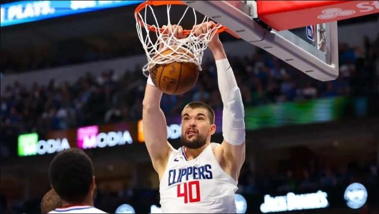 伊維察·祖巴茨（Ivica Zubac），他在面對霍姆格倫的時候，能否保護快艇的禁區也是比賽的關鍵。 