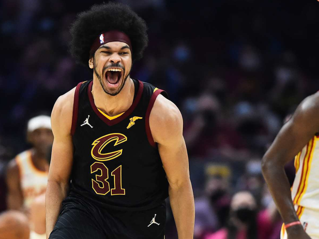 騎士的賈瑞特·艾倫（Jarrett Allen）與魔術的戈加·比塔澤（Goga Bitadze）將在禁區展開激烈對抗。