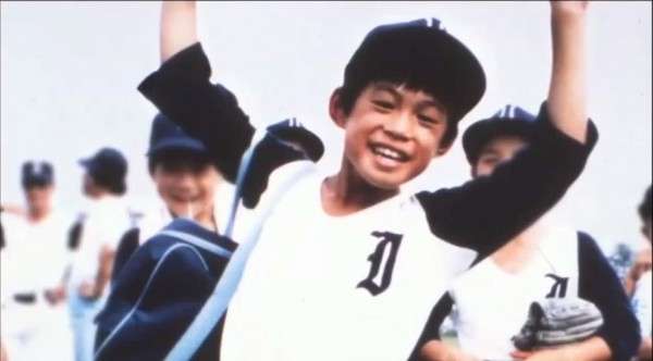 7歲時便加入少年棒球隊,展現了不同凡響的天賦。