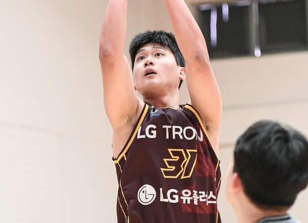 朴正賢(박정현)為隊伍提供了穩定的禁區防守,他的存在能有效限制對手的籃下進攻,對於整場比賽的影響將不可小覷。