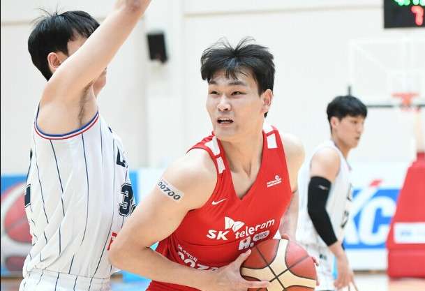 金建宇(김건우)也提供了穩定的籃下防守,能在關鍵時刻制霸禁區。即時比分會因為這幾位球員的表現而有所變化。