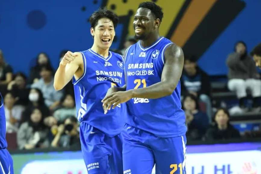 三星迅雷本季以「雙塔」科菲·科本（코피 코번）與李元錫（이원석）為核心，科本場均29分、21籃板的數據堪稱聯盟第一中鋒，其68%的兩分球命中率更展現高效終結能力。 